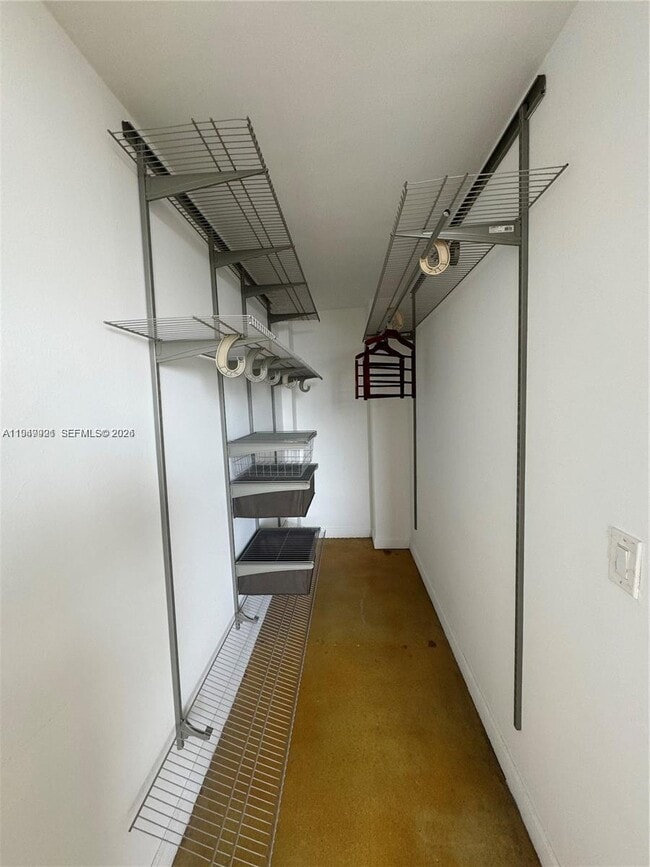 Building Photo - 2000 NE 135th St