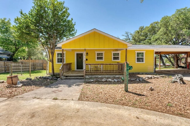 Building Photo - 2388 Lakeshore Dr