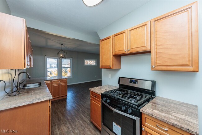 Building Photo - 2035 Chesterland Ave