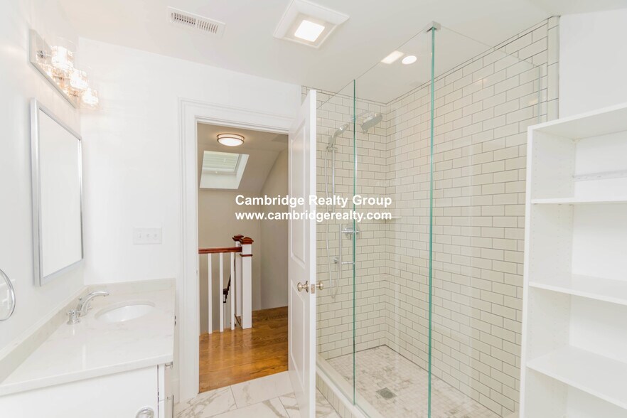 Building Photo - 114 Columbia St