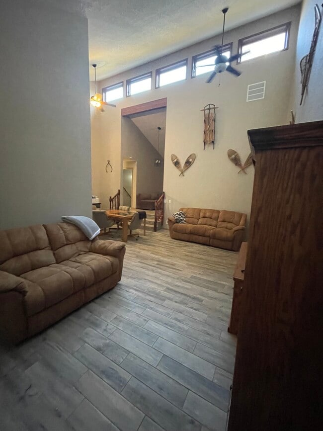 Building Photo - 3175 W Riverdell Dr