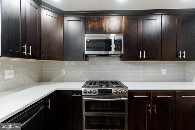 Building Photo - 22 W 6th Ave