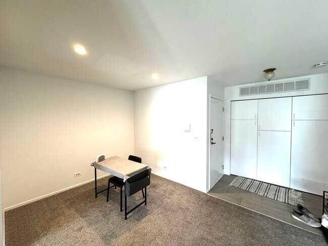 Building Photo - 220 Oak Knoll Ct