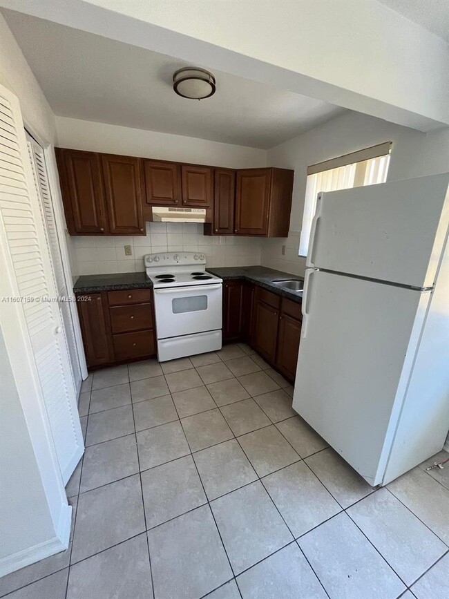 Building Photo - 1 bedroom in Hallywood FL 33020