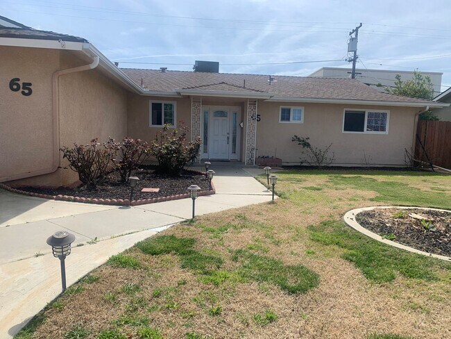 Building Photo - 3 BR 2 BA Available Now