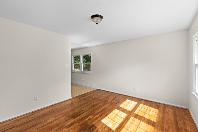 Building Photo - 1317 Pleasant St
