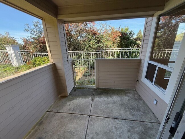 Building Photo - 2-Bedroom, 2-Bathroom Ground Level Condo in Hercules