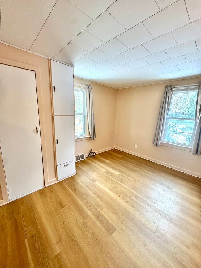 Building Photo - TWO BEDROOM HOME IN PARKLAND SCHOOLS