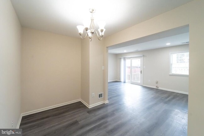 Building Photo - 2055 Pilgrim Dr