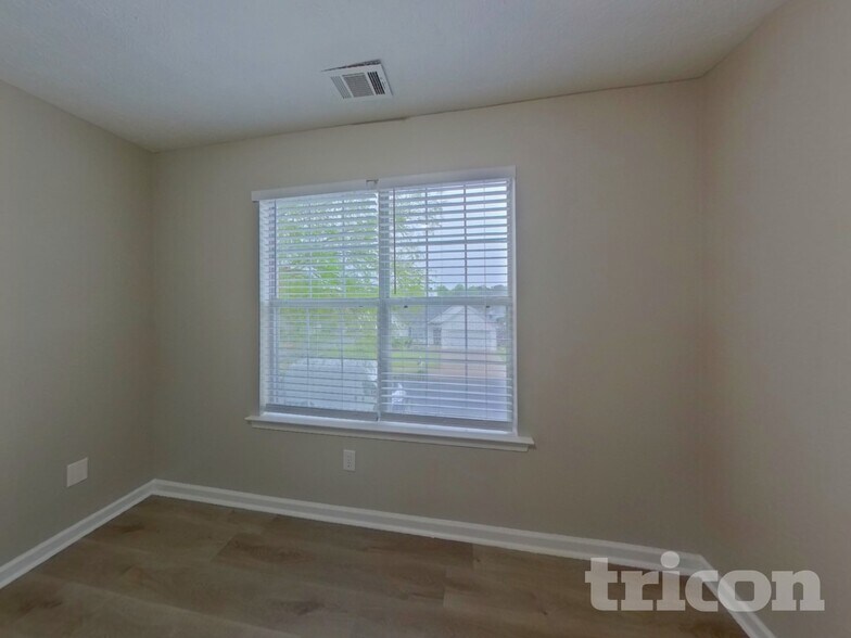 Building Photo - 800 Lorraine Ln