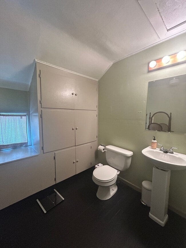 Building Photo - 2 bed 1.5 bath Hamilton home
