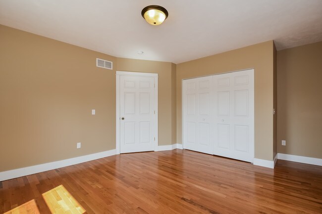 Building Photo - 422 Cadwell Ave NW