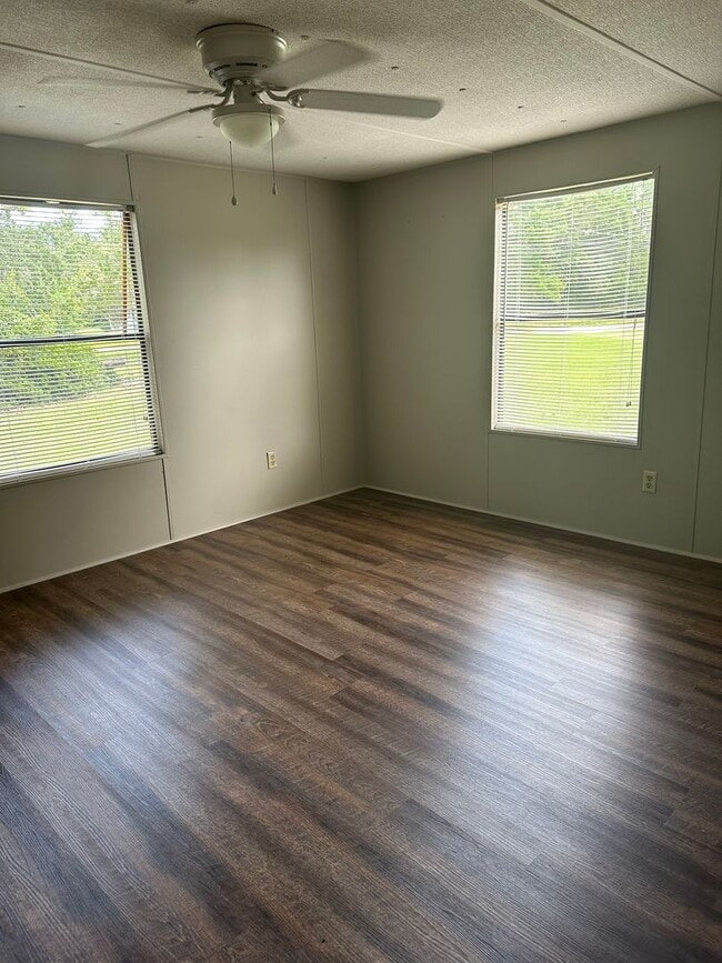 Building Photo - 103 Davis Rd E