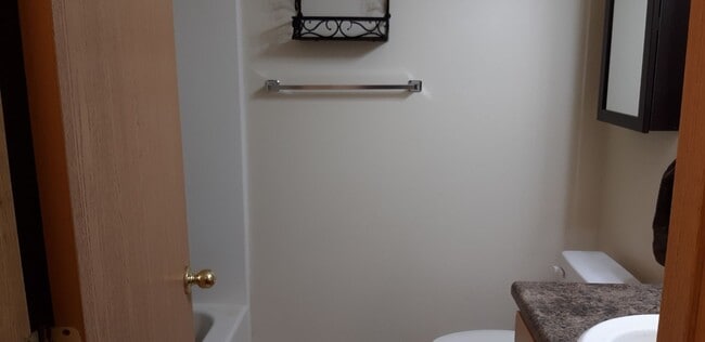 Building Photo - Duplex - 2 bed, 2 bath, 2 car garage in SW...