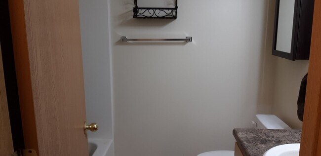 Building Photo - Duplex - 2 bed, 2 bath, 2 car garage in SW Springfield
