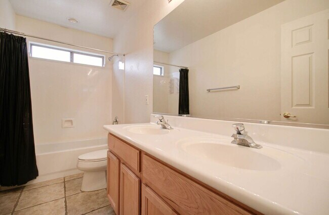 Building Photo - 2026 E County Down Dr