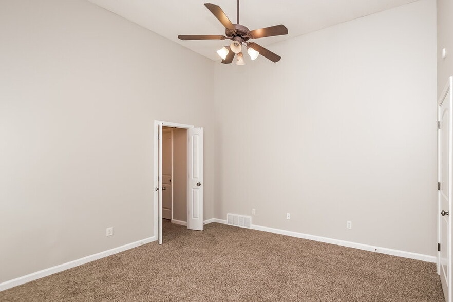 Building Photo - 10215 Morning Hill Dr