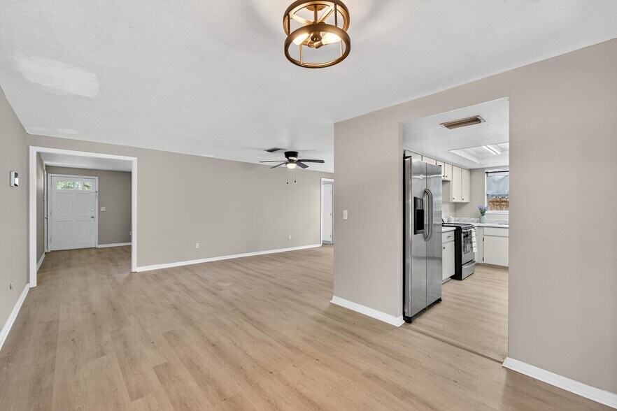 Building Photo - 1712 Village Ct
