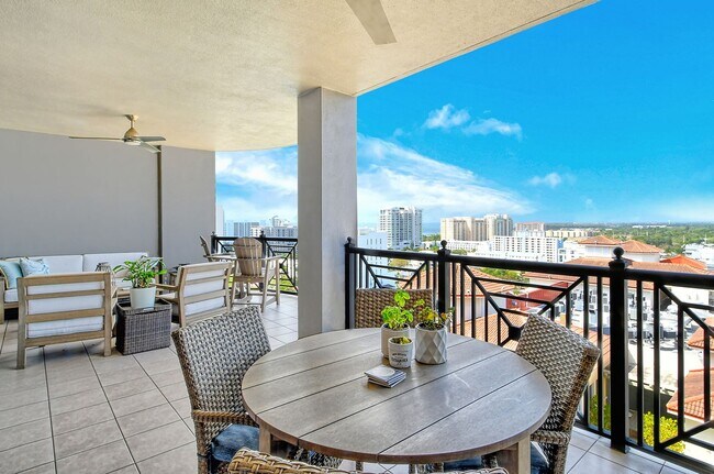 Building Photo - Short term ONLY Amazing 2/2 condo in the heart of downtown Sarasota with Bay View!