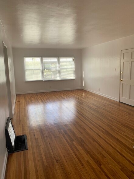 Living room - 1250 Franklin St