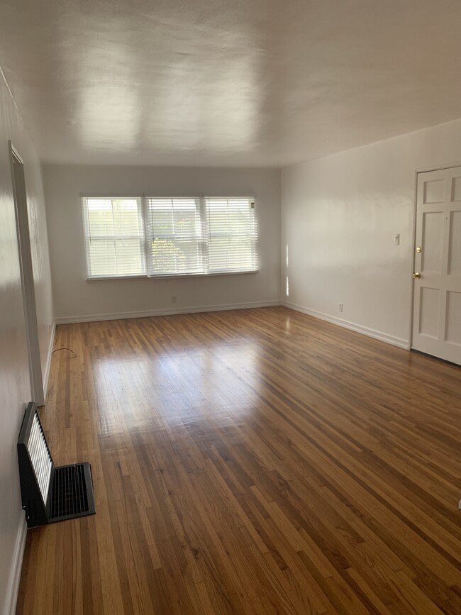 Living room - 1250 Franklin St