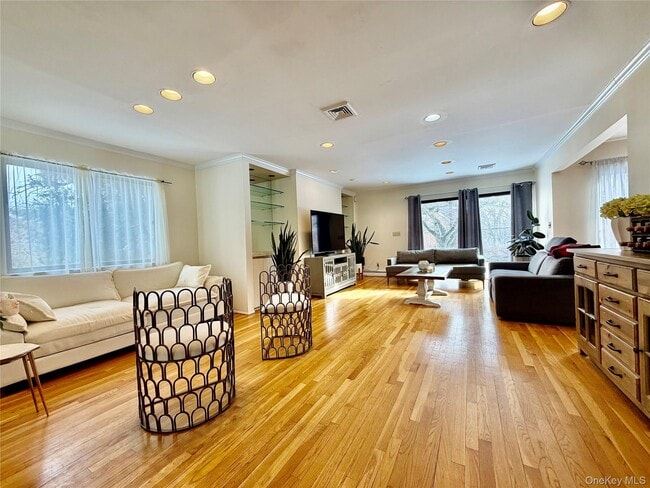 Building Photo - 75 Greenway Close