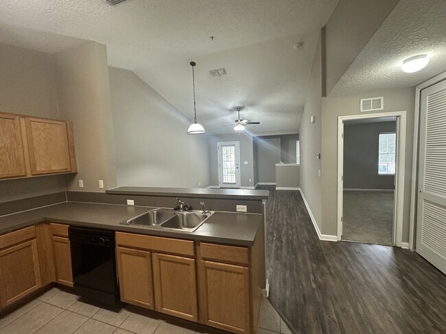 Building Photo - 575 Oakleaf Plantation Pkwy #615