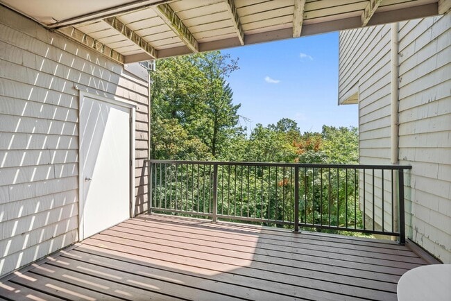 Building Photo - Updated 2BD/2BA Condo in North Portland! S...