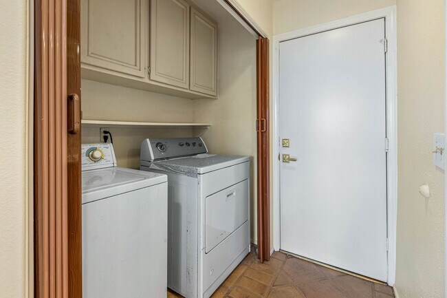 Building Photo - Stunning Home for Rent in Tierra Mesa, Sorrento Valley