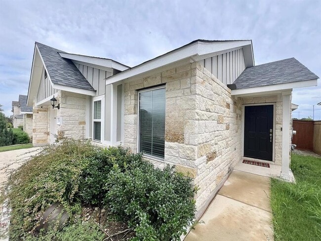 Building Photo - 1340 Low Branch Ln