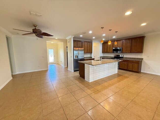 Building Photo - Spacious Groveland Home