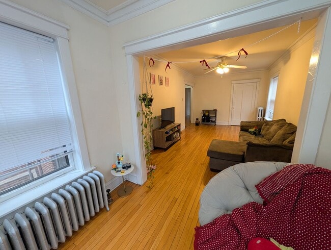 Building Photo - Spacious Albany Park 1-bed/1-bath with Sunroom and Dining Room