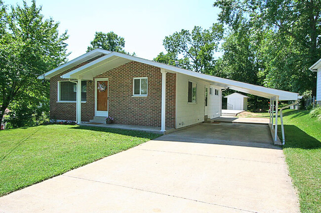 Building Photo - 3 Bedroom House Close to Campus