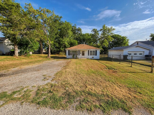 Building Photo - 2 Bedroom home in Tecumseh