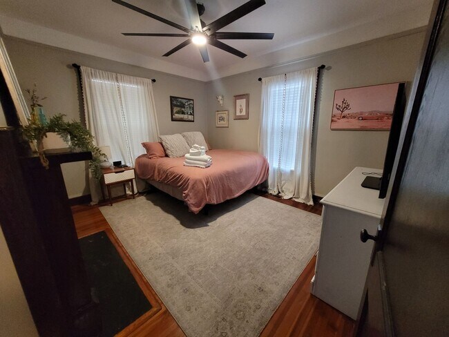 Building Photo - Charming 2 Bed/1 Bath Bungalow Style Home ...