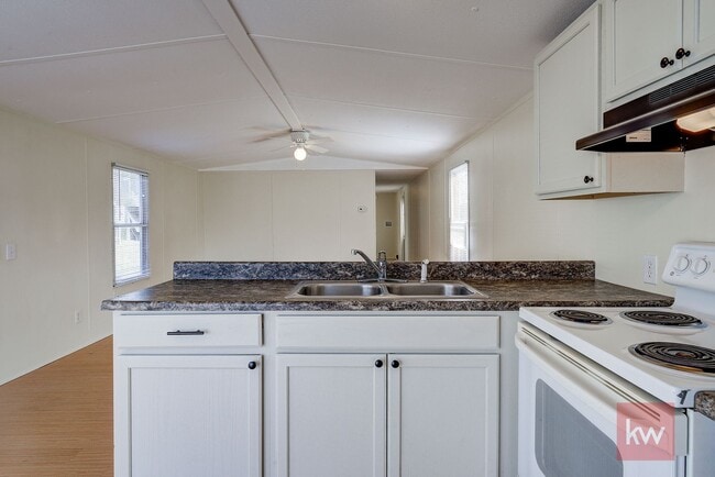 Building Photo - 102 Claude Simmons Rd