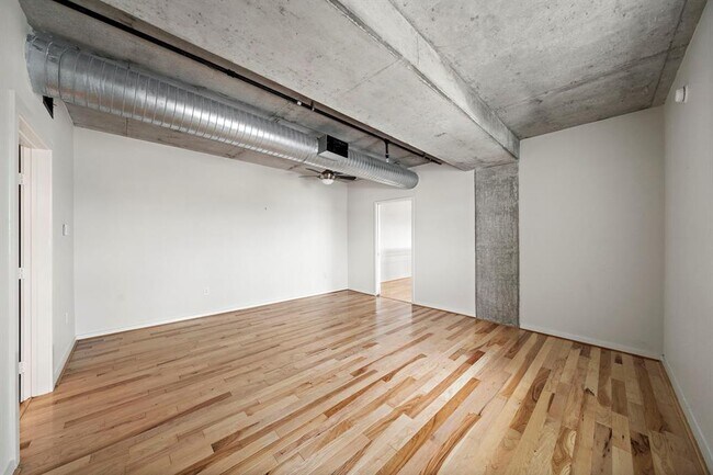 Building Photo - 2000 Bagby St