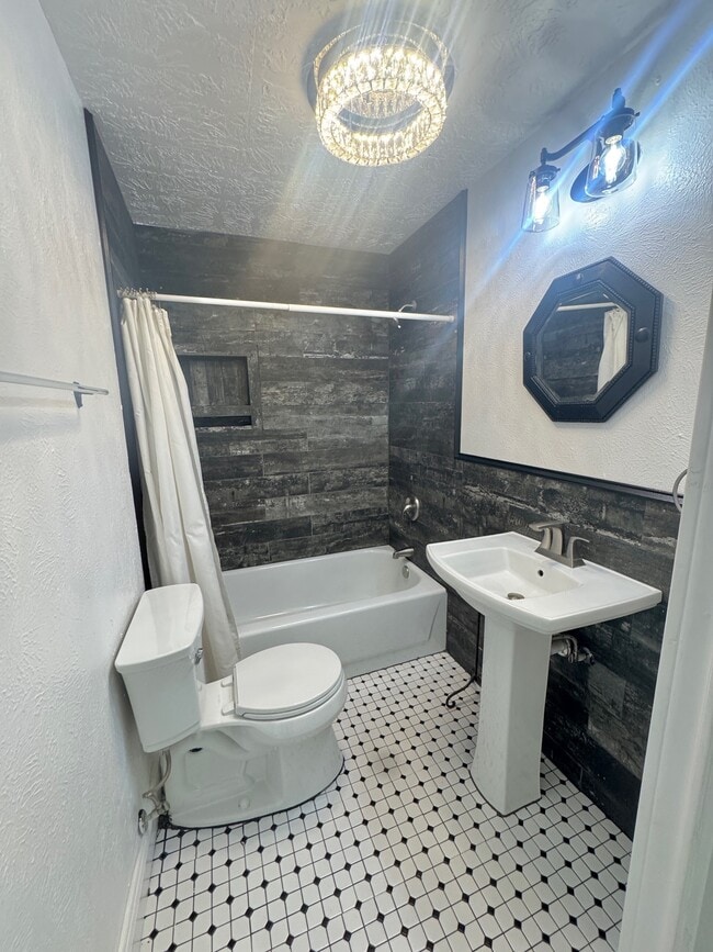 Building Photo - 702 Marion St