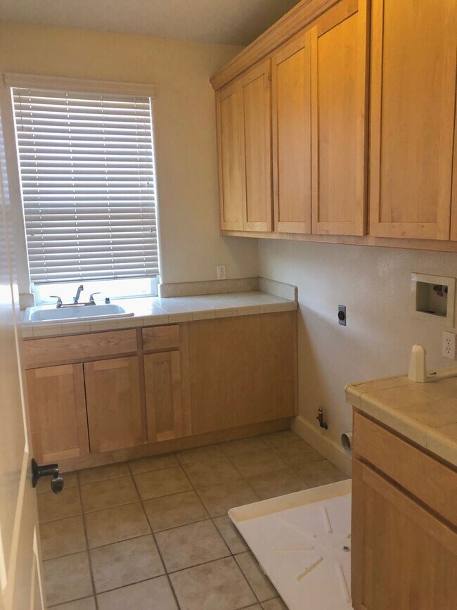 Building Photo - 4 br, 2.5 bath House - 205 Vista Del Rio Ct.