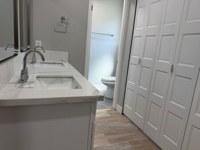 Building Photo - Absolutely gorgeous 3 bedroom 2 bath house