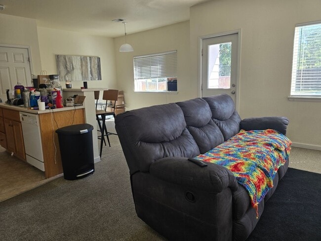 Building Photo - Three-bedroom condo in Denver boasts a lar...