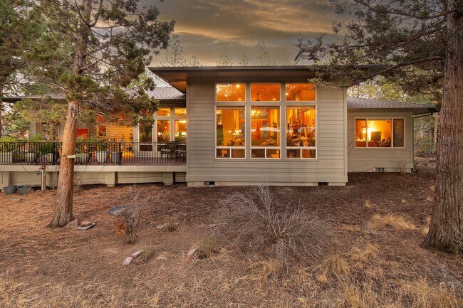 Building Photo - Gated Community in Awbrey Glen
