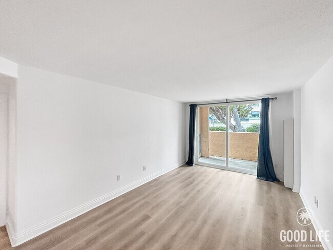 Building Photo - Gorgeous 1B/1BA condo w/ Washer/Dryer and ...