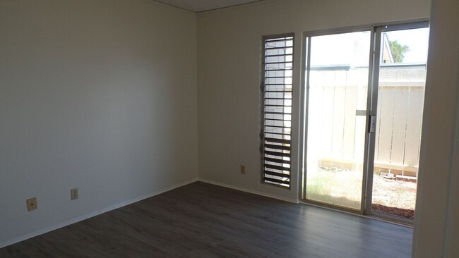 Building Photo - 2 bedroom + loft bedroom, 1 bath, 2 parkin...