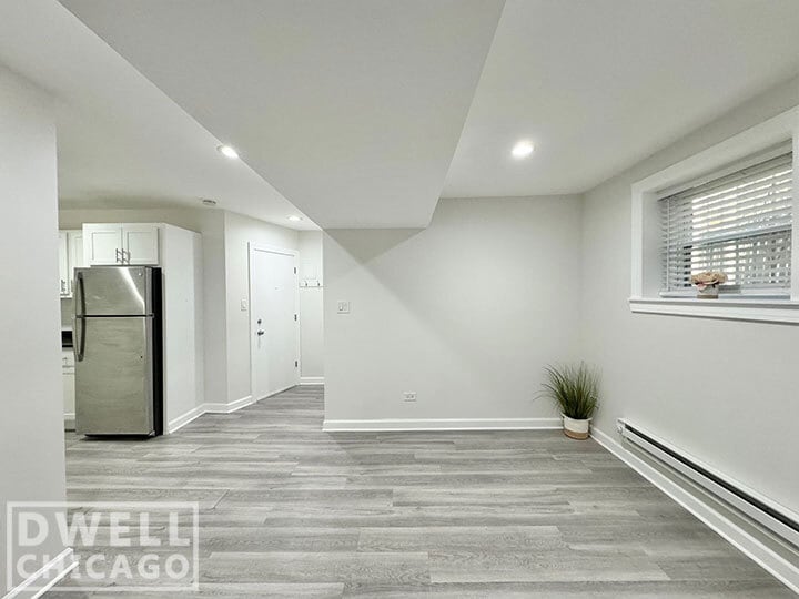 Building Photo - 727 W Roscoe St