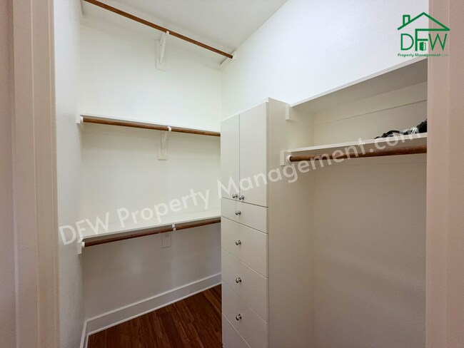 Building Photo - 4 Bedroom, 4 1/2 Bathroom Home with Pool for Lease in Irving