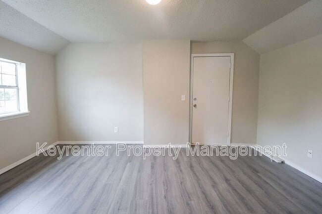 Building Photo - 405 S Maple St