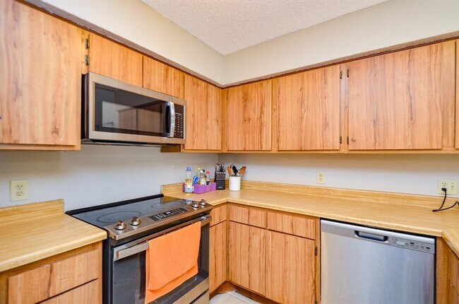 Building Photo - 6211 Ludington Dr