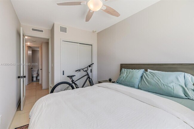 Building Photo - 5055 Collins Ave