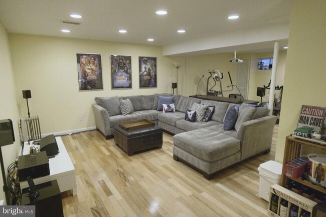 Building Photo - 10277 Gainsborough Rd